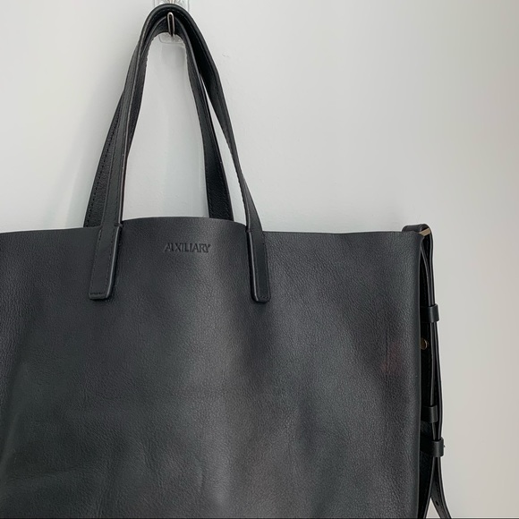 Aritzia Handbags - Aritzia Auxiliary leather bag